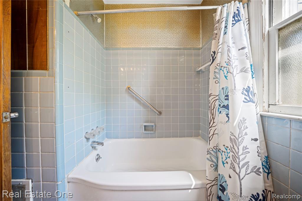2209 Ridgemont Road Grosse Pointe Woods, MI 48236 - Photo 17 of 44