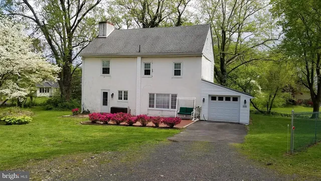 a front view of house with yard