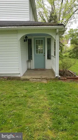 a view of front of a house with a yard