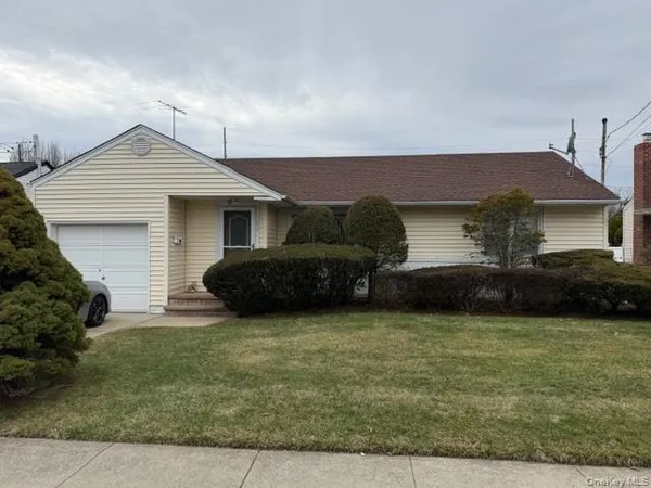 $799,000 | 121 Farnum Boulevard, Franklin Square, NY 11010