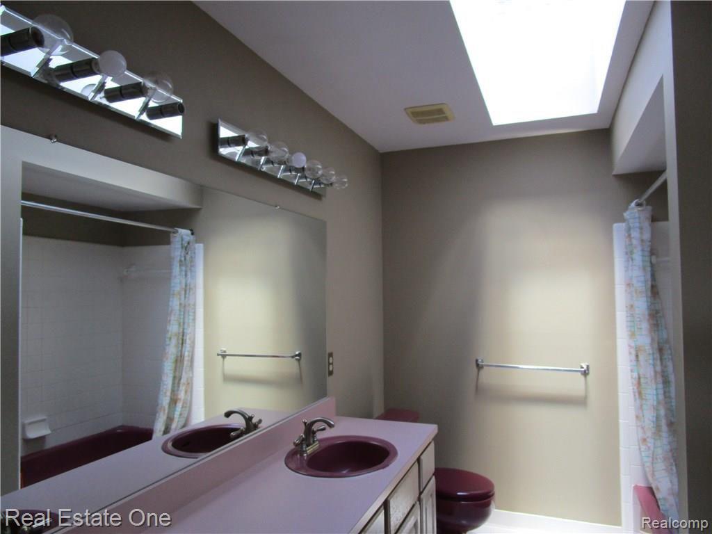 2124 Reagan Drive Rochester Hills, MI 48309 - Photo 20 of 23