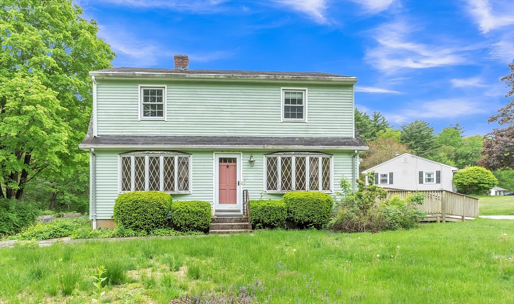 a view of a house with backyard and garden