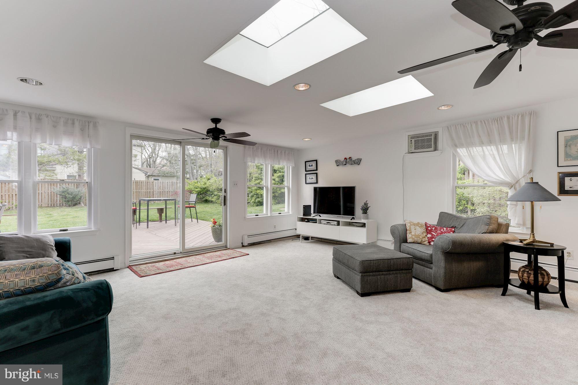 300 Adahi Road Southeast Vienna, VA 22180 - Photo 12 of 28 Family Room