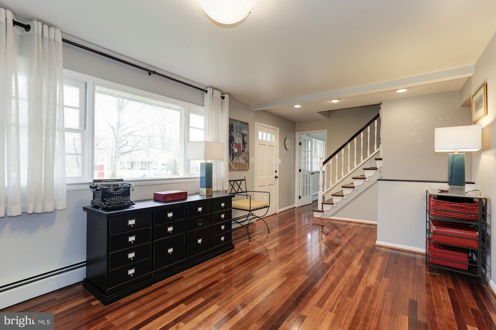 300 Adahi Road Southeast Vienna, VA 22180 - Photo 5 of 28 Living Room