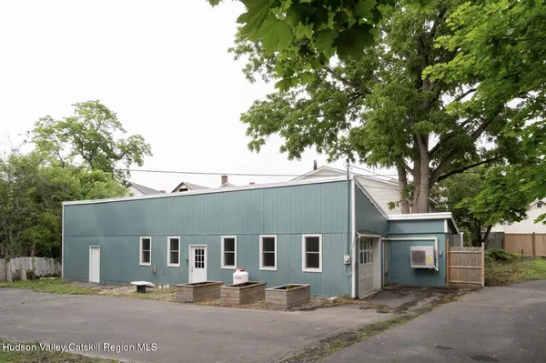 $2,400 | 825 Columbia Street, Hudson, NY 12534