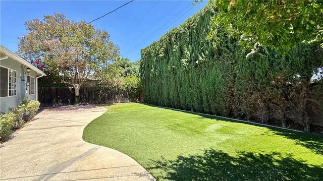 a view of a backyard