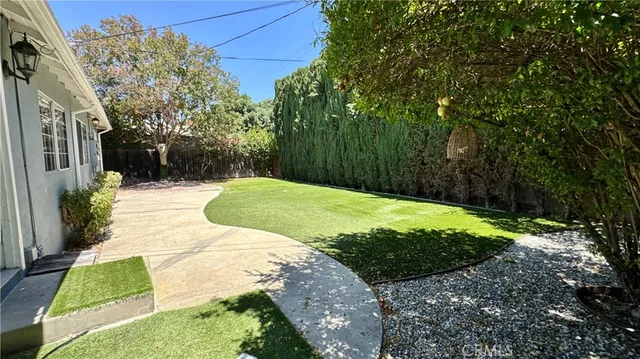 a view of a backyard