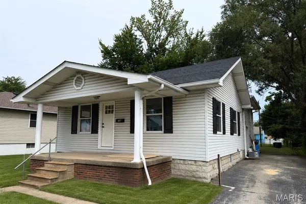 $225,000 | 228 West Thomas Street, Roxana, IL 62084