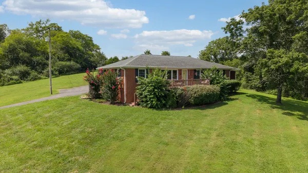 a view of a house with backyard and garden