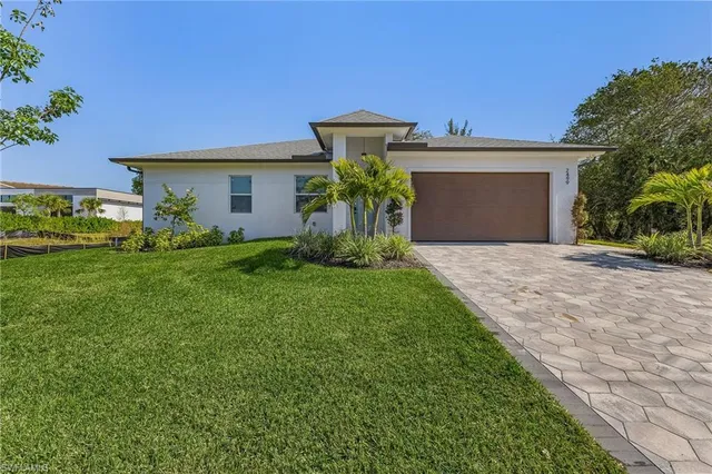 $900,000 | 2499 Pine Street, Naples, FL 34112