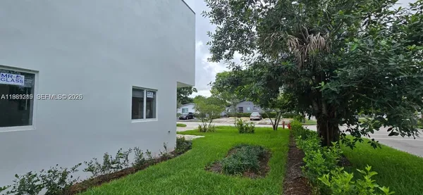 a view of a house with a backyard