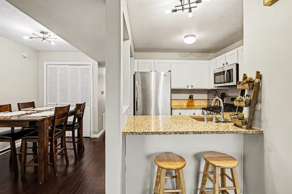 $349,000 | 1527 North Oakhill Drive, South Bend, IN 46637