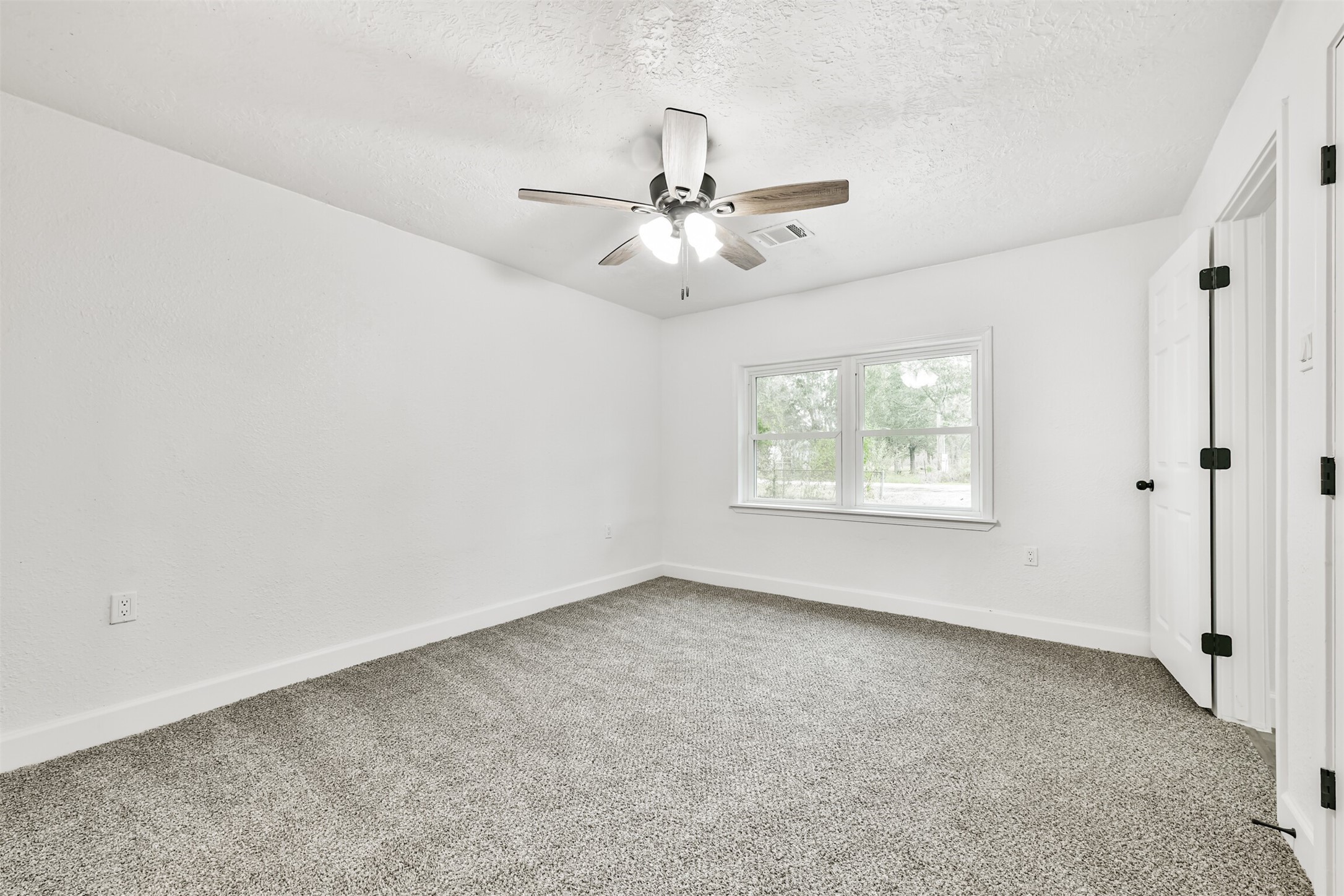 2121 County Road 892 Alvin, TX 77511 - Photo 11 of 24 Primary Bedroom