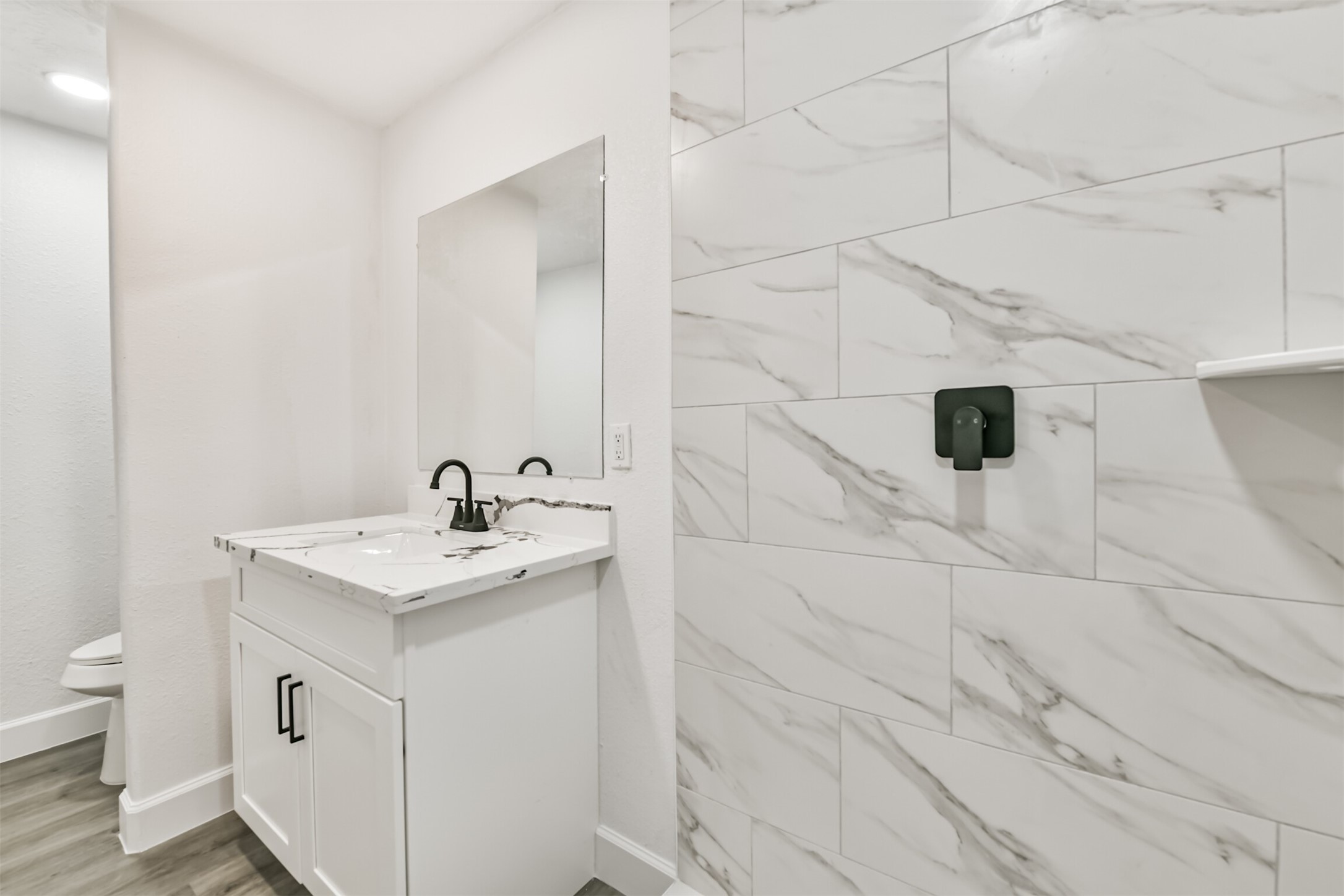 2121 County Road 892 Alvin, TX 77511 - Photo 13 of 24 Primary bathroom