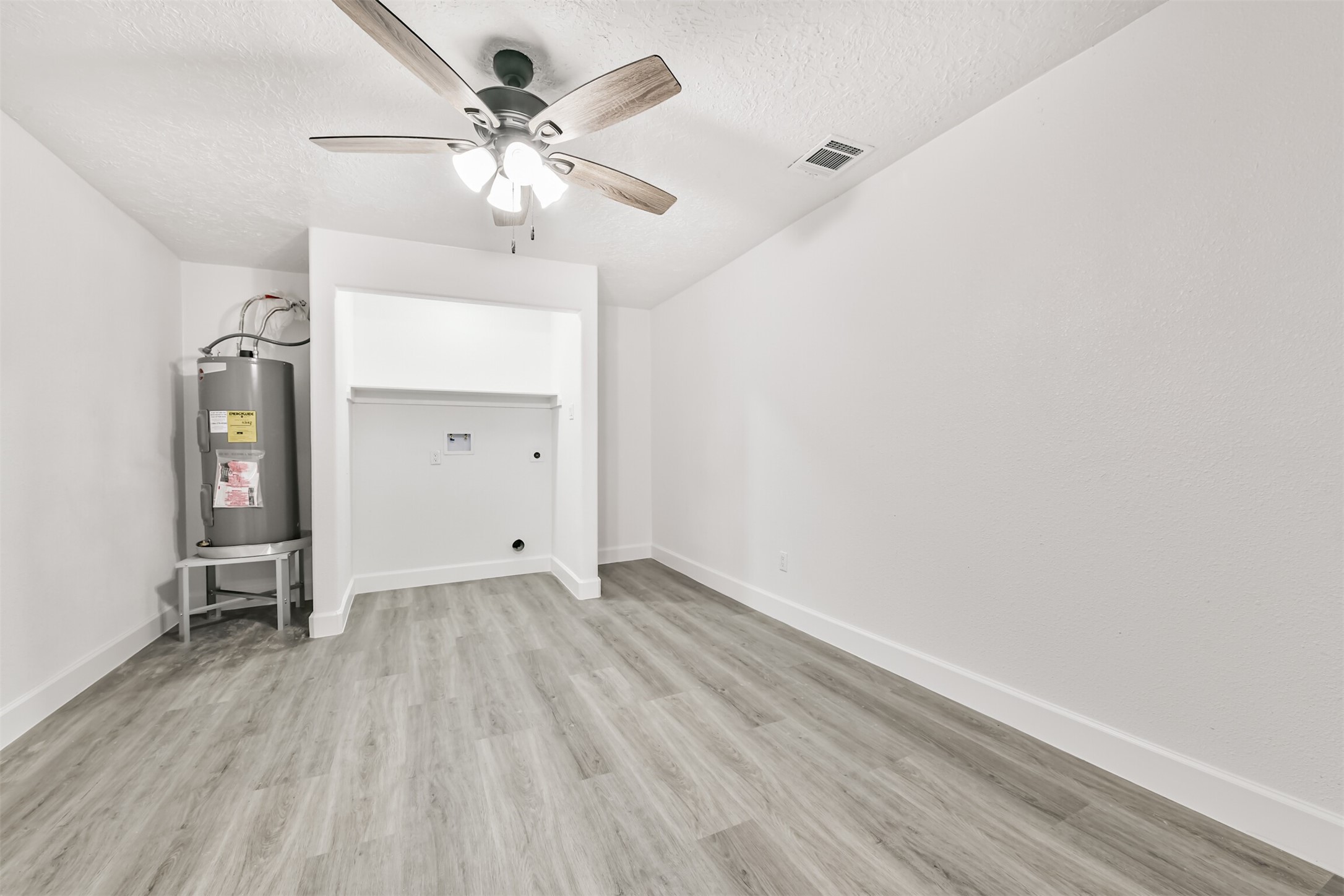 2121 County Road 892 Alvin, TX 77511 - Photo 19 of 24 Large laundry room/flex room