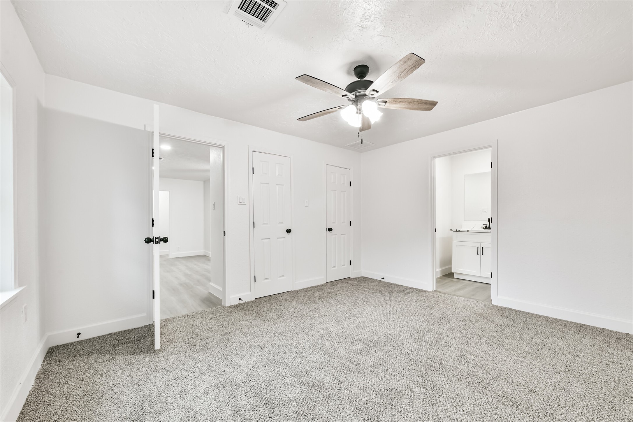 2121 County Road 892 Alvin, TX 77511 - Photo 10 of 24 Primary bedroom