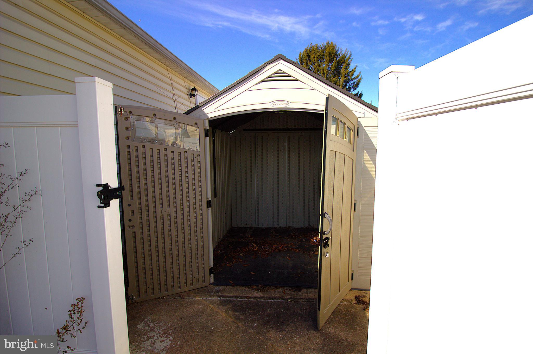 7613 Maple Road Baltimore, MD 21222 - Photo 6 of 32 a view of a garage
