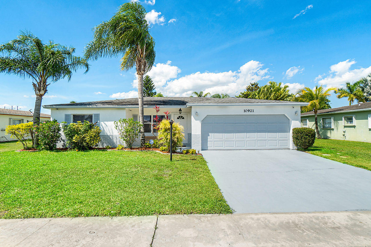 10921 Gable Street Boca Raton, FL 33428 - Photo 27 of 28 a backyard of a house with lots of green space