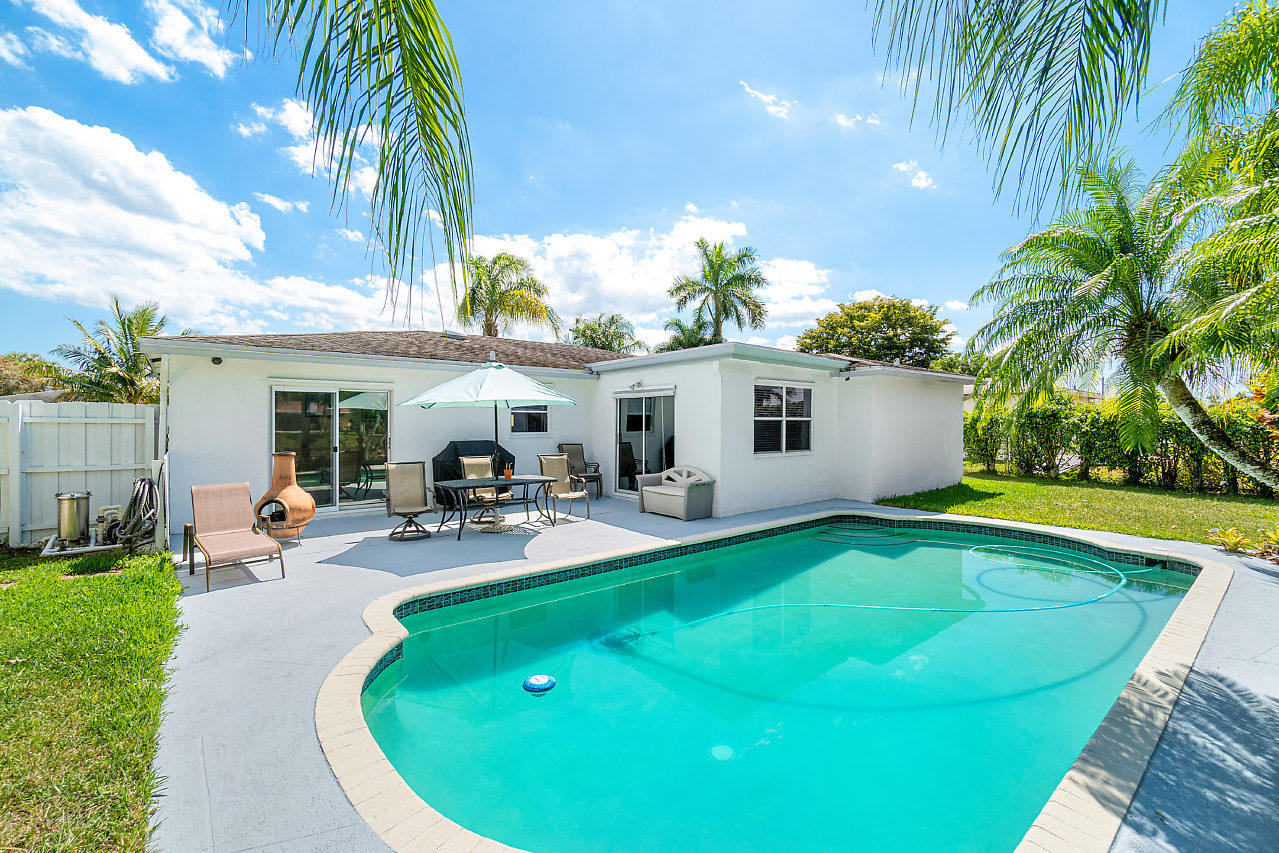 10921 Gable Street Boca Raton, FL 33428 - Photo 6 of 28 a view of a house with swimming pool and sitting area