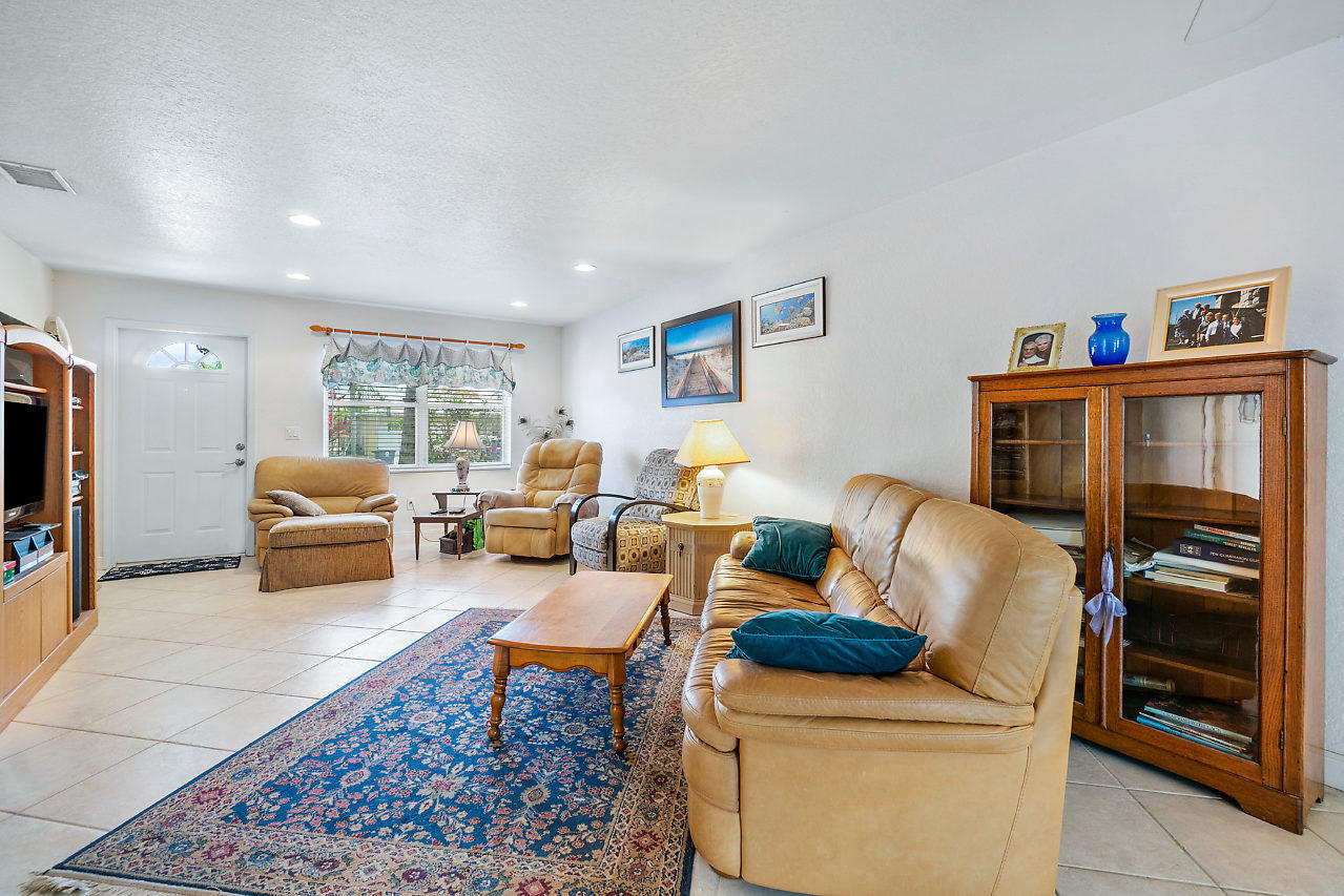 10921 Gable Street Boca Raton, FL 33428 - Photo 8 of 28 a living room with furniture and a flat screen tv