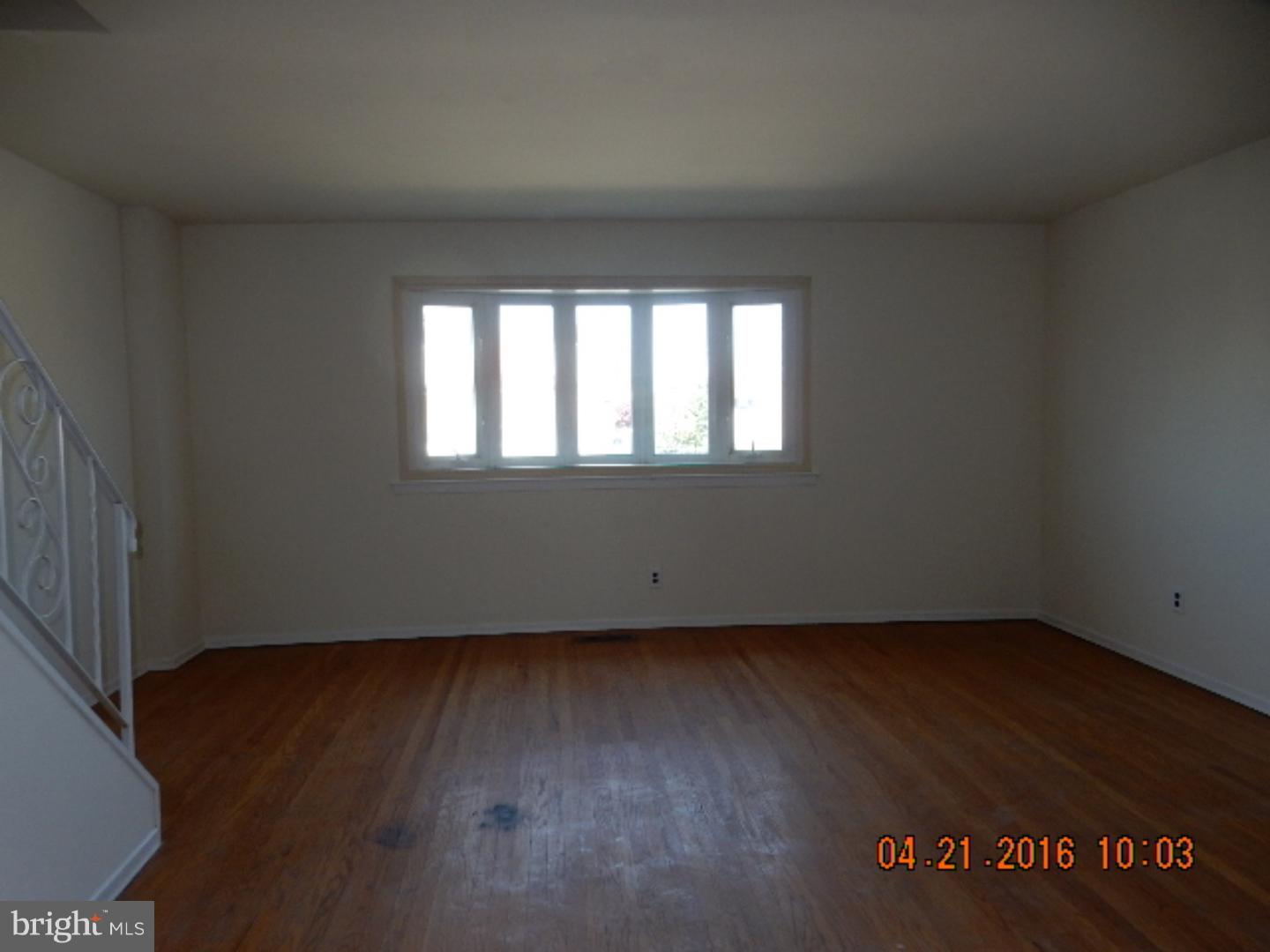 9985 A Sandy Road Philadelphia, PA 19115 - Photo 5 of 22 Living Room