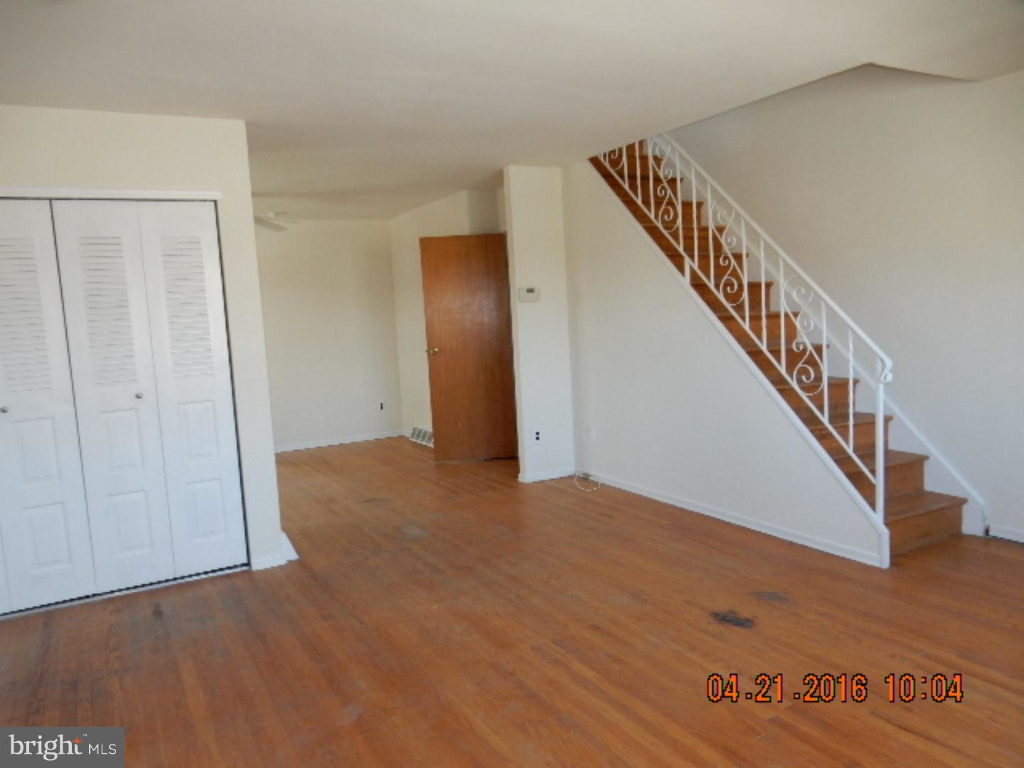9985 A Sandy Road Philadelphia, PA 19115 - Photo 6 of 22 Living Room
