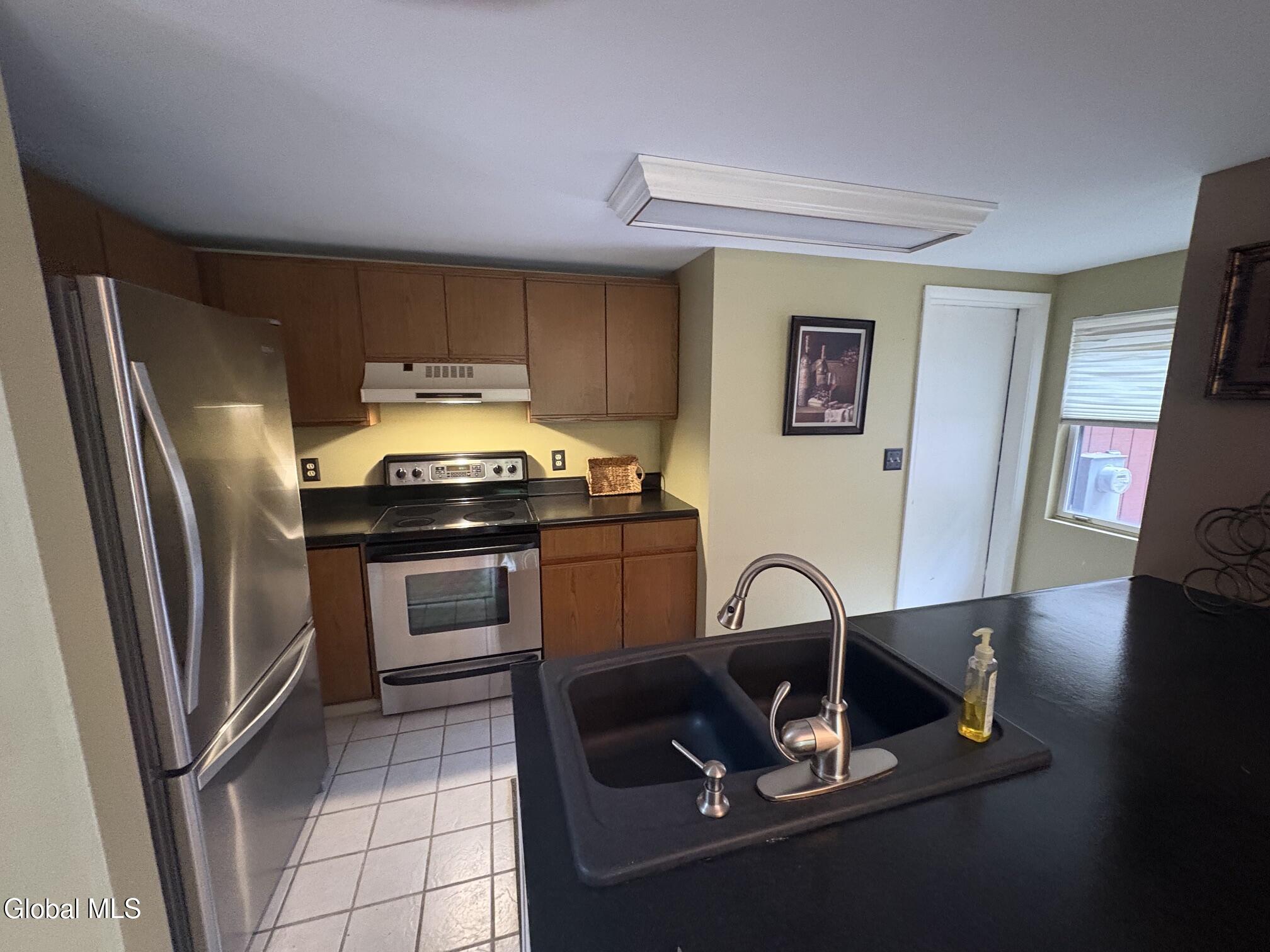 237 Thimbleberry Road Malta, NY 12020 - Photo 32 of 54 237 stove
