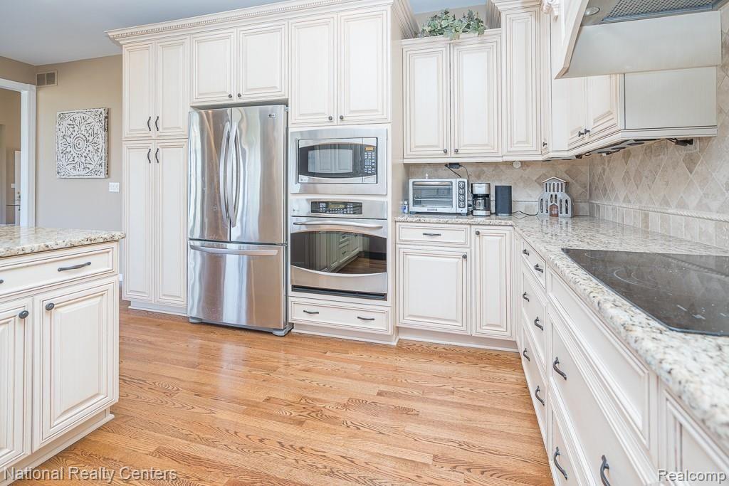 424 Inverness Highland, MI 48357 - Photo 12 of 45 11.jpg