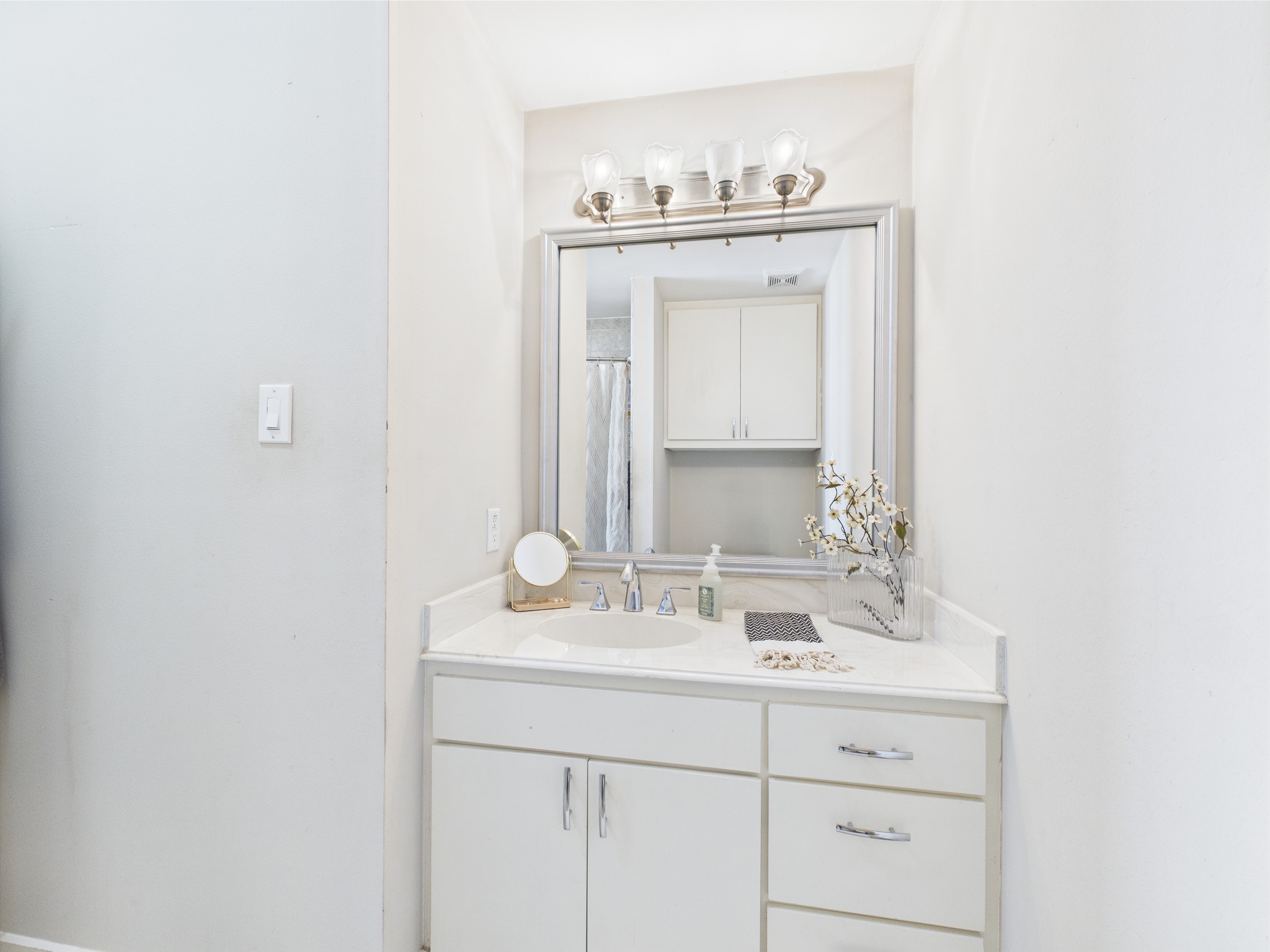 5810 Darling Street, Unit F Houston, TX 77007 - Photo 28 of 38 En suite bathroom secondary bedroom (1st floor)