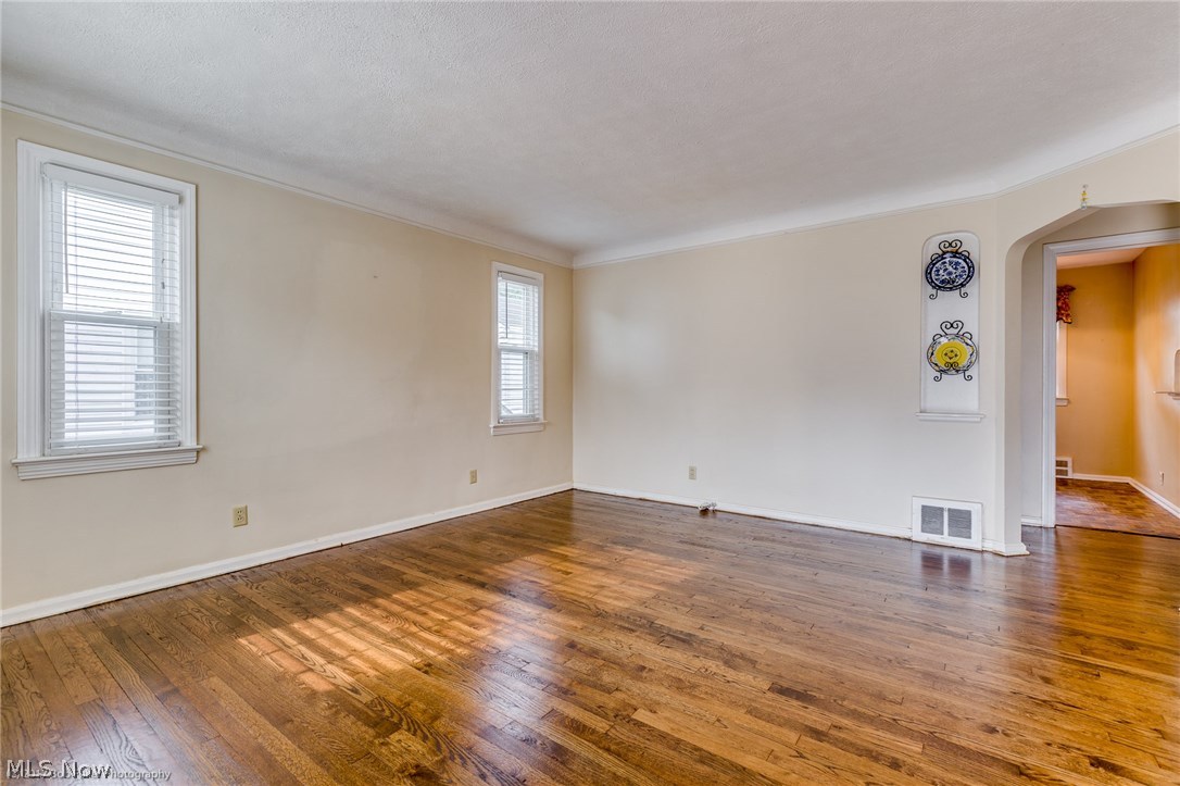 1394 Mayfield Ridge Road Cleveland, OH 44124 - Photo 4 of 21