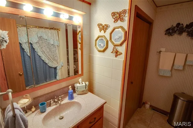 $320,000 | 1211 Fox Lake Drive, Godfrey, IL 62035