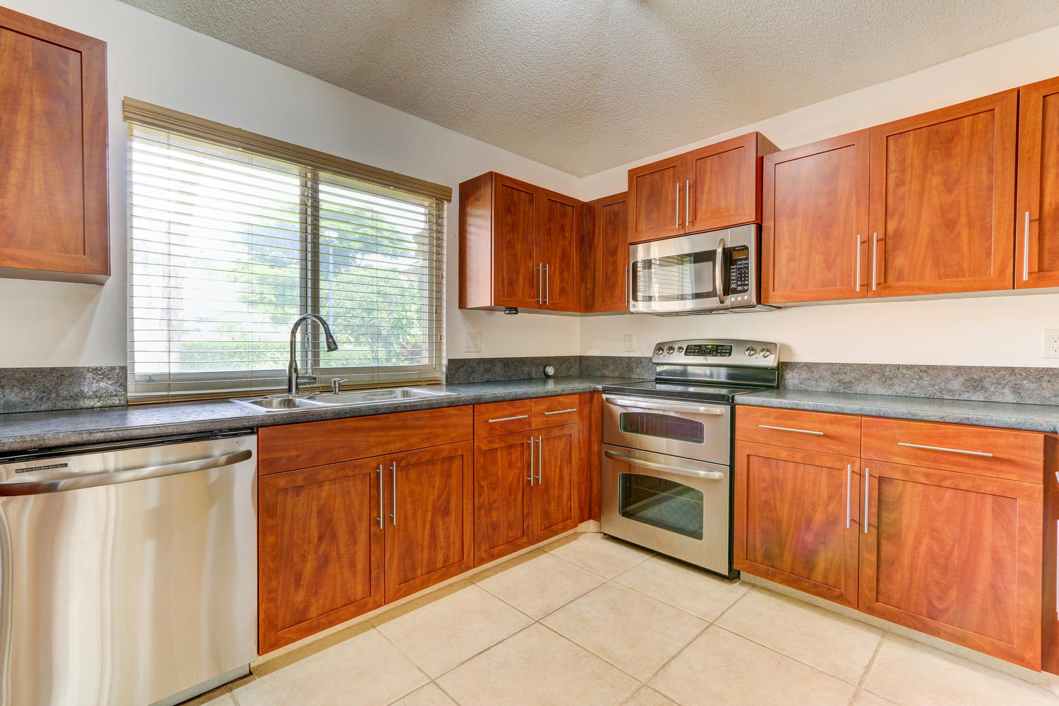 6788 Via Regina Boca Raton, FL 33433 - Photo 9 of 21 6788 Via Regina Boca Raton FL-large-009-