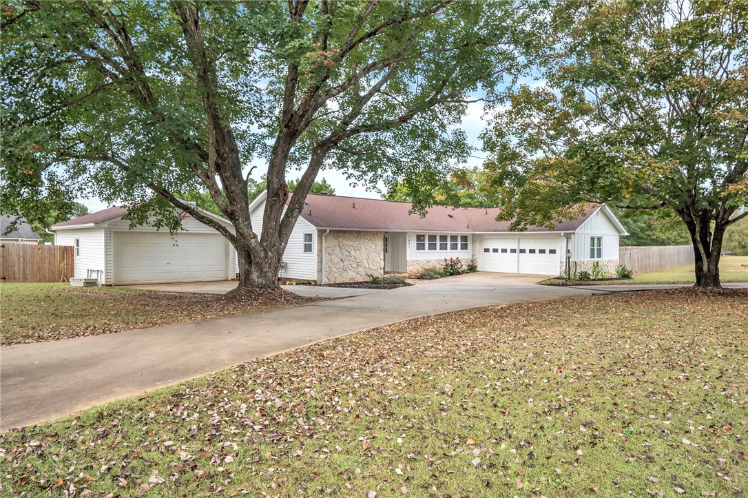 1601 Moorehead Place Pendleton, SC 29670 - Photo 2 of 21