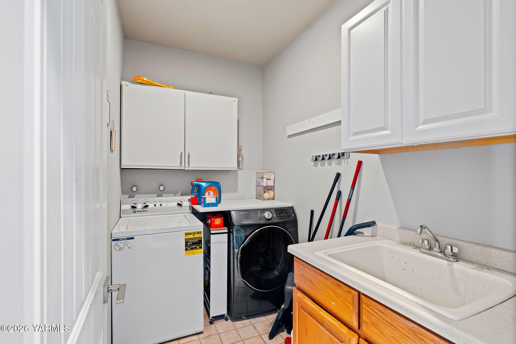 321 Gangl Road Wapato, WA 98951 - Photo 54 of 54 a utility room with dryer and washer