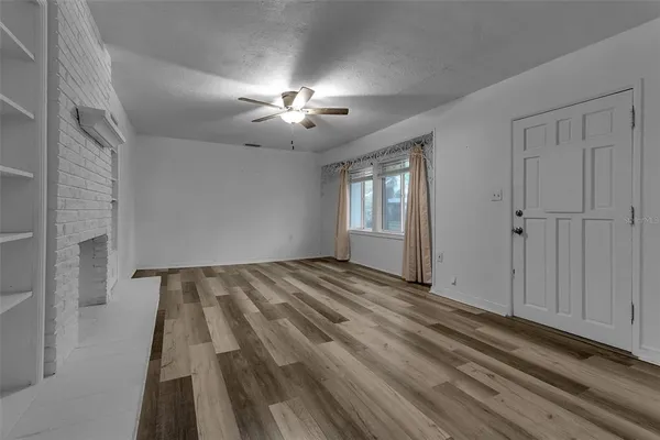 a view of empty room with window