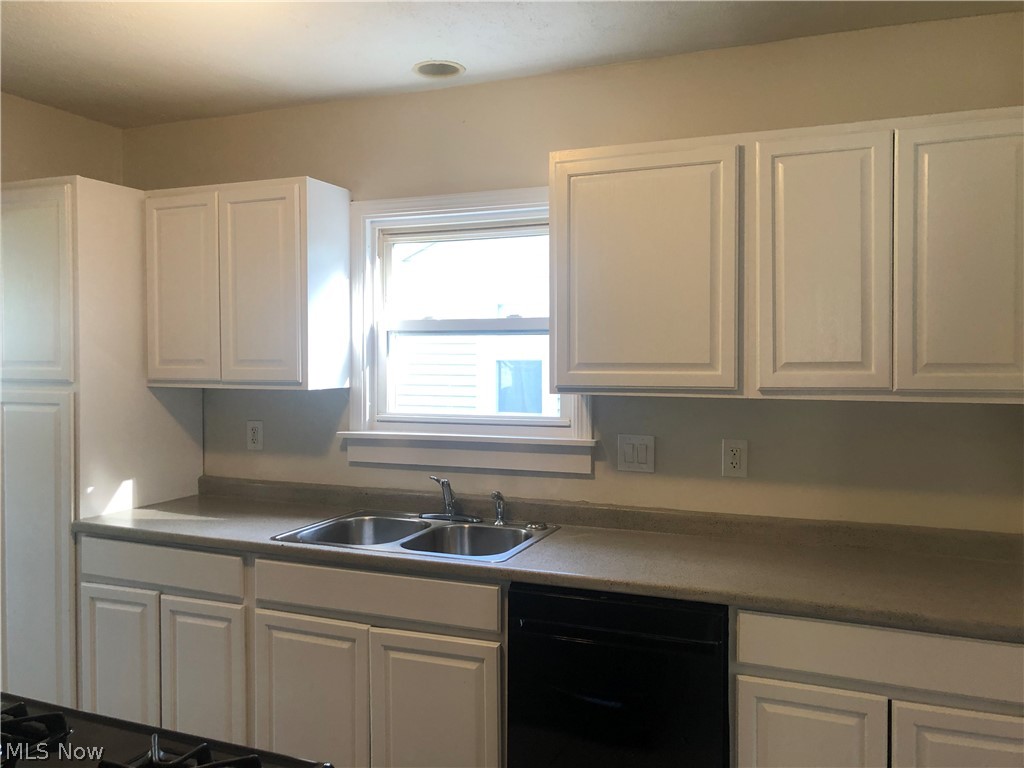 877 Roanoke Road Cleveland Heights, OH 44121 - Photo 6 of 17