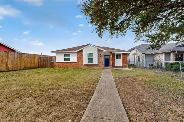 a front view of house with yard