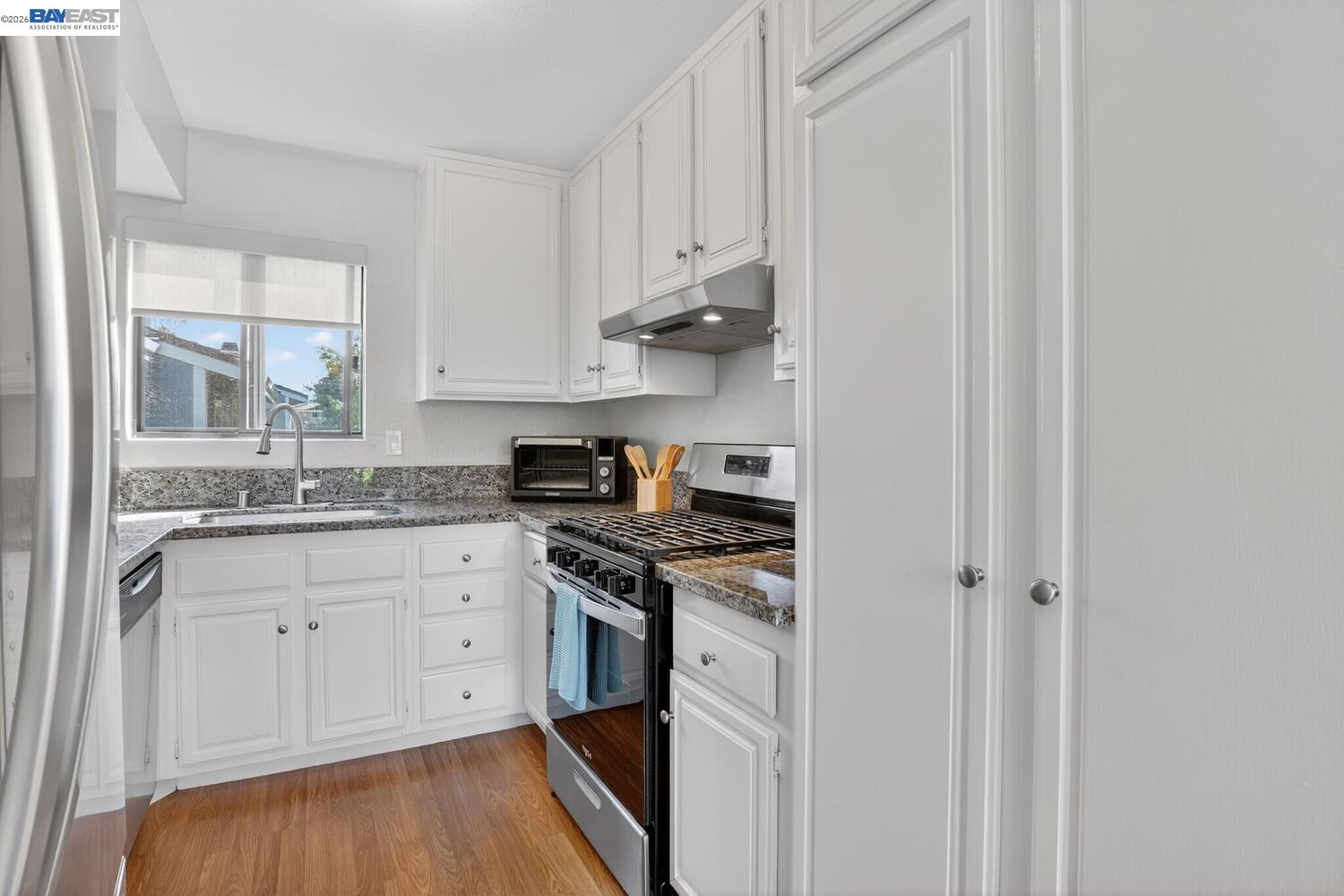 218 Apollo, Unit 3 Hercules, CA 94547 - Photo 14 of 36 Gas stove, designer window shades, ample cabinet and counter space.