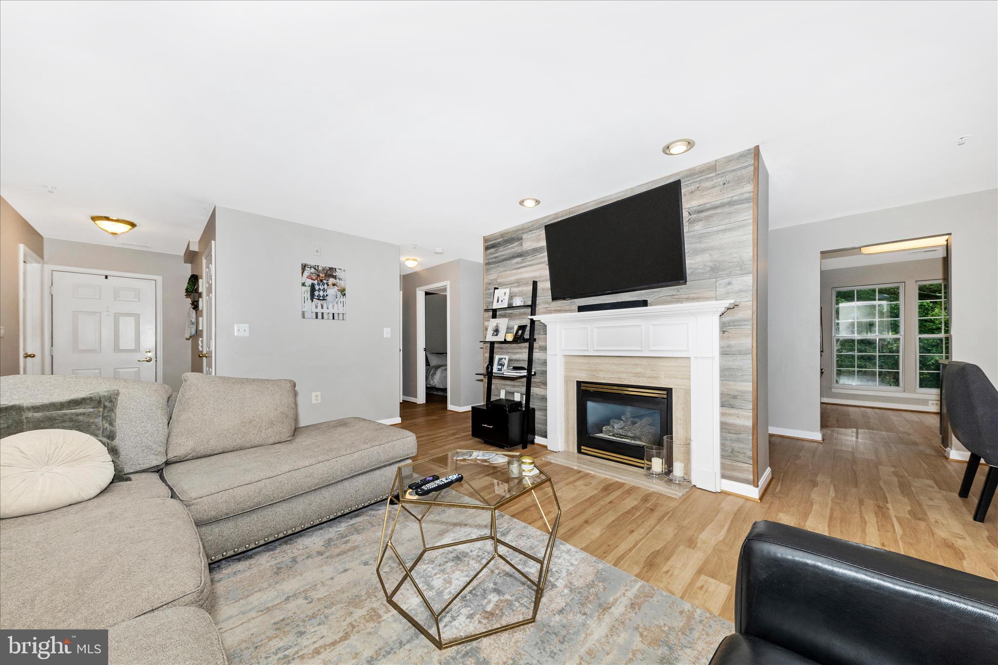 12012 Amber Ridge Circle, Unit B103 Germantown, MD 20876 - Photo 6 of 39 Living Room