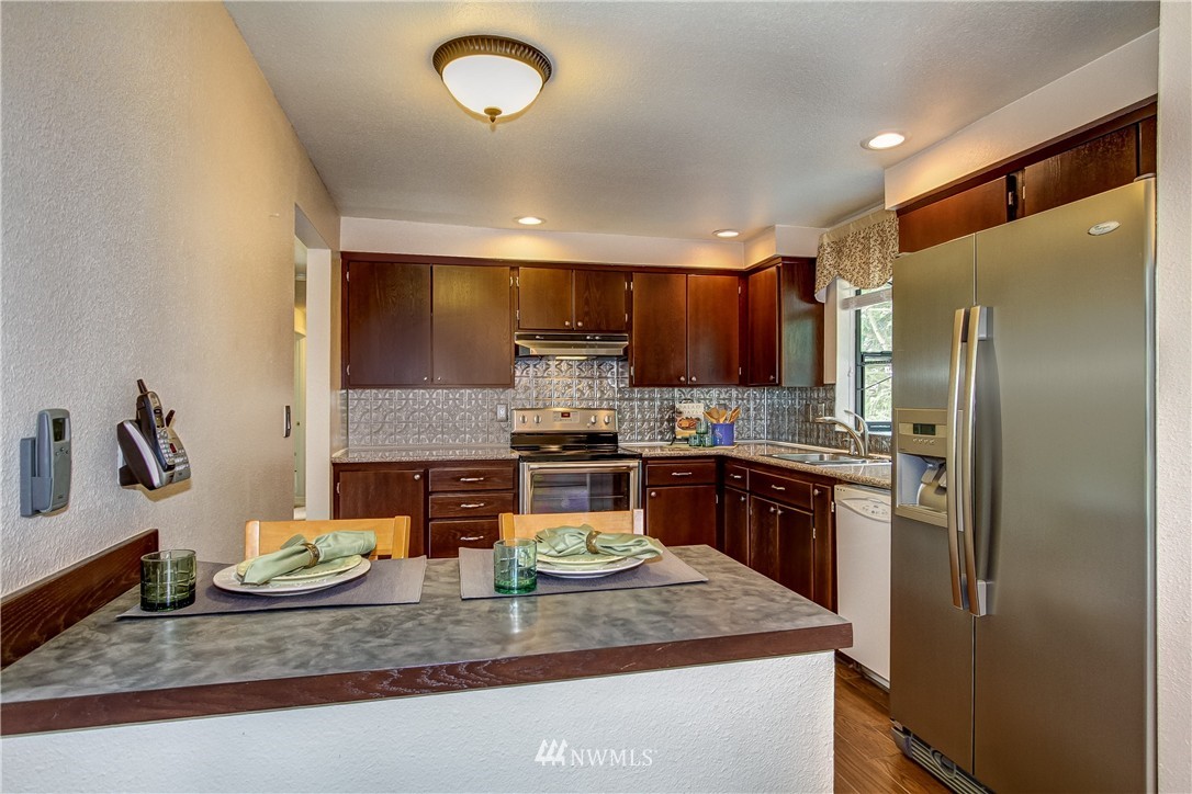 2111 Monterey Court Southeast Renton, WA 98055 - Photo 4 of 21 Gallery Image 4