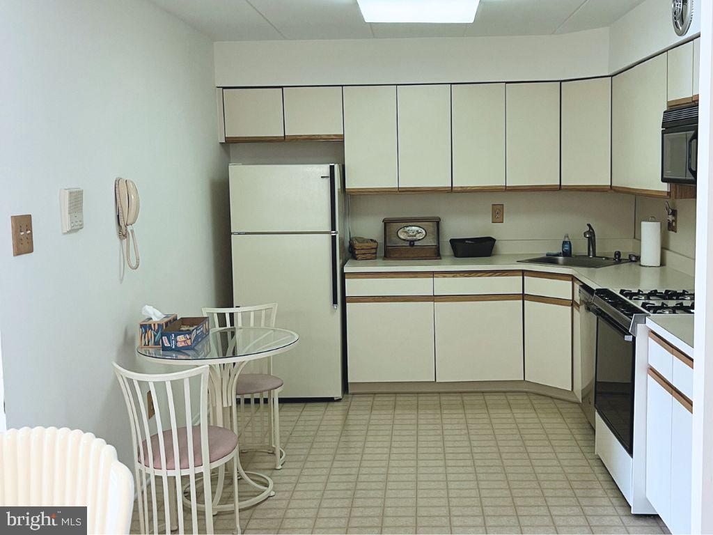 9945 Norwalk Road, Unit 11A Philadelphia, PA 19115 - Photo 11 of 30 Lots of cabinets and counter space