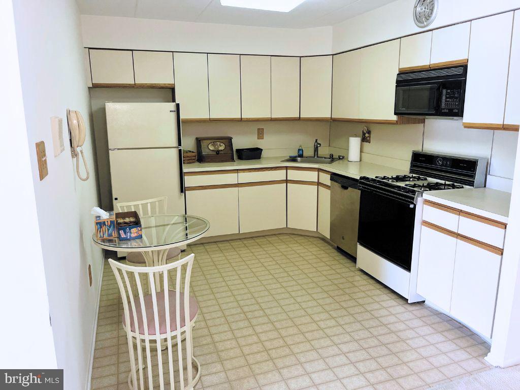 9945 Norwalk Road, Unit 11A Philadelphia, PA 19115 - Photo 10 of 30 Eat in kitchen