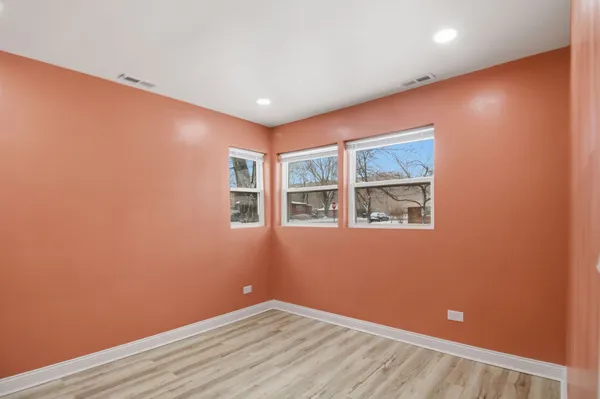 $269,900 | 9804 South Maplewood Avenue, Evergreen Park, IL 60805