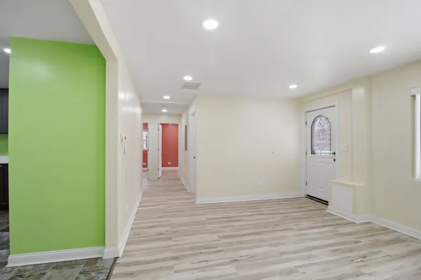 $269,900 | 9804 South Maplewood Avenue, Evergreen Park, IL 60805