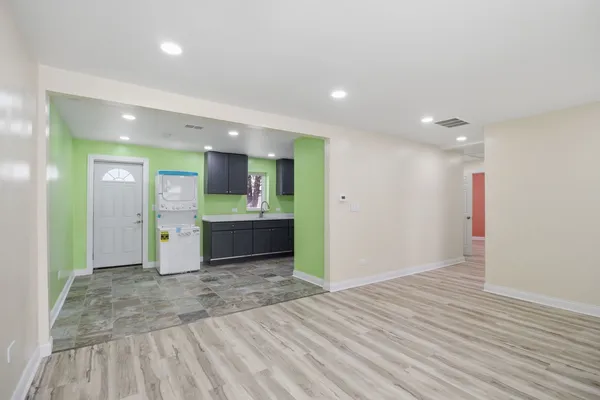$269,900 | 9804 South Maplewood Avenue, Evergreen Park, IL 60805
