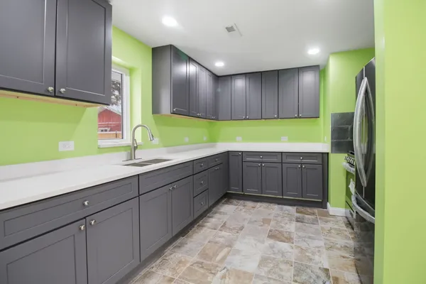 $269,900 | 9804 South Maplewood Avenue, Evergreen Park, IL 60805