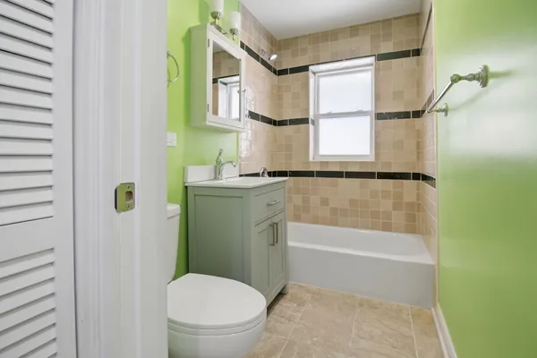 $269,900 | 9804 South Maplewood Avenue, Evergreen Park, IL 60805