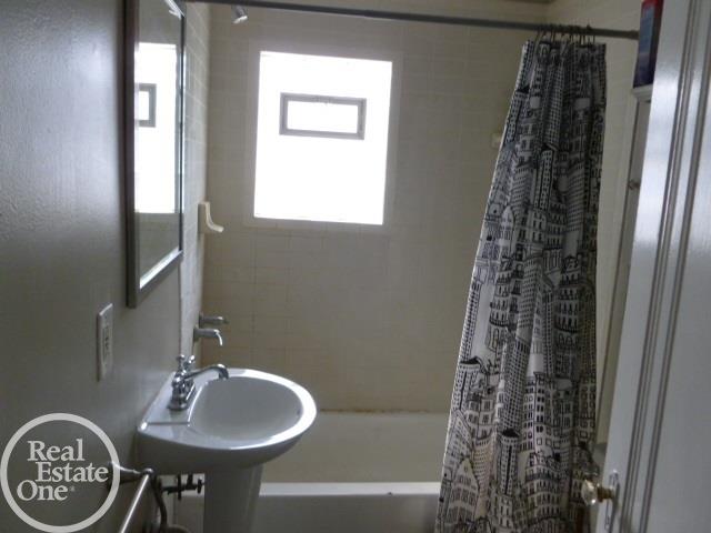 2169 Ridgemont Road Grosse Pointe Woods, MI 48236 - Photo 7 of 11