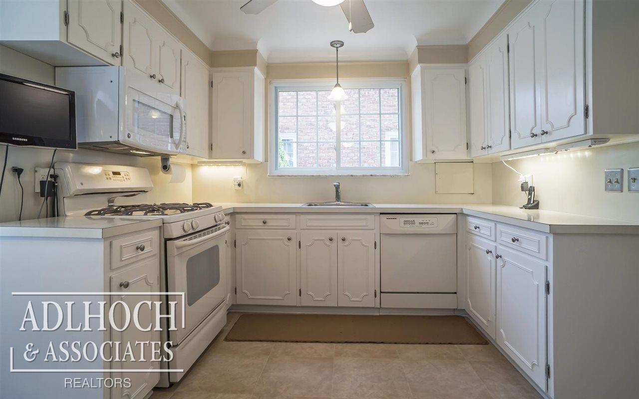 272 Merriweather Road Grosse Pointe Farms, MI 48236 - Photo 3 of 18