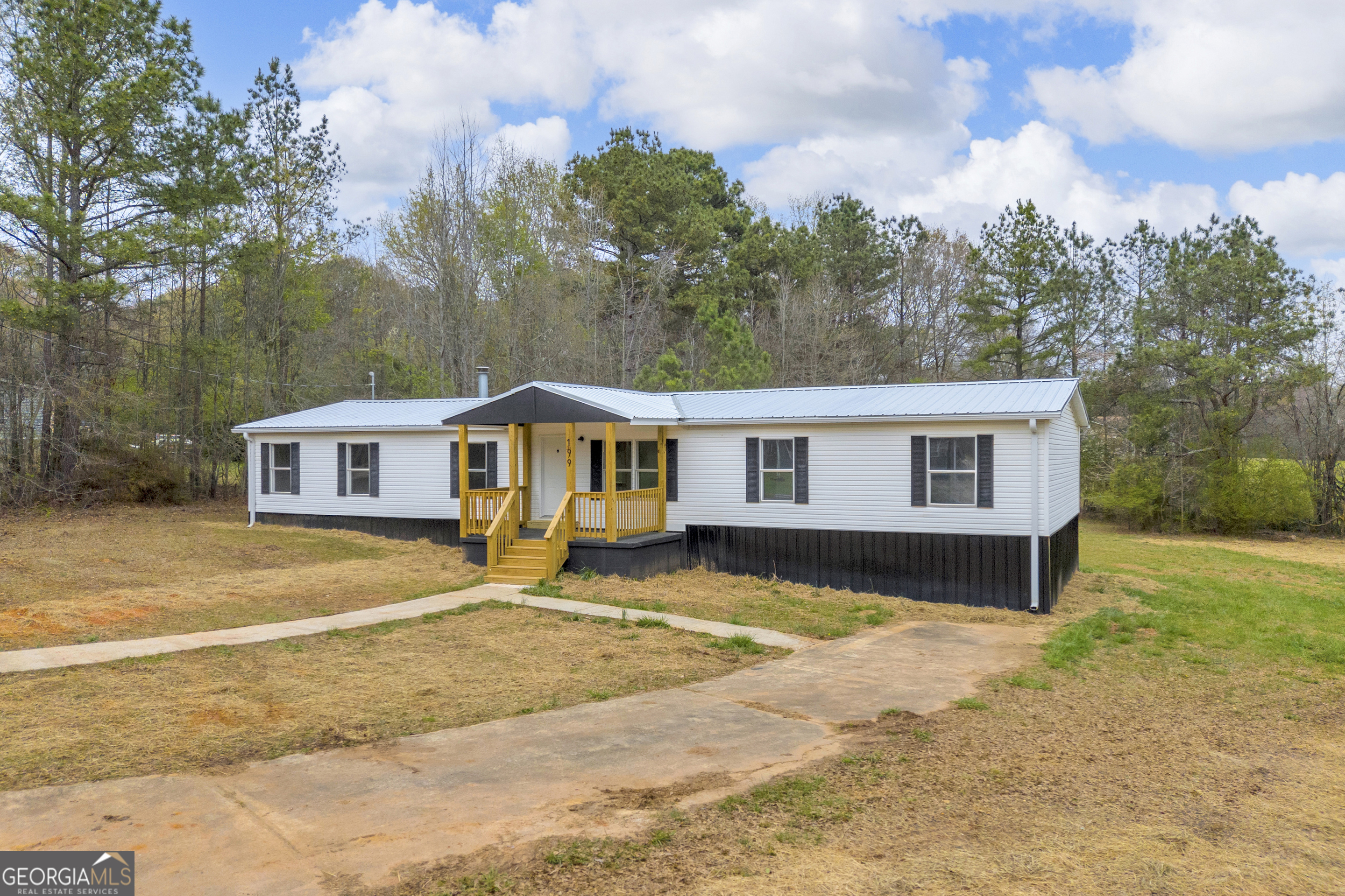 199 Alberta Drive Colbert, GA 30628 - Photo 3 of 39 a view of a house with a yard
